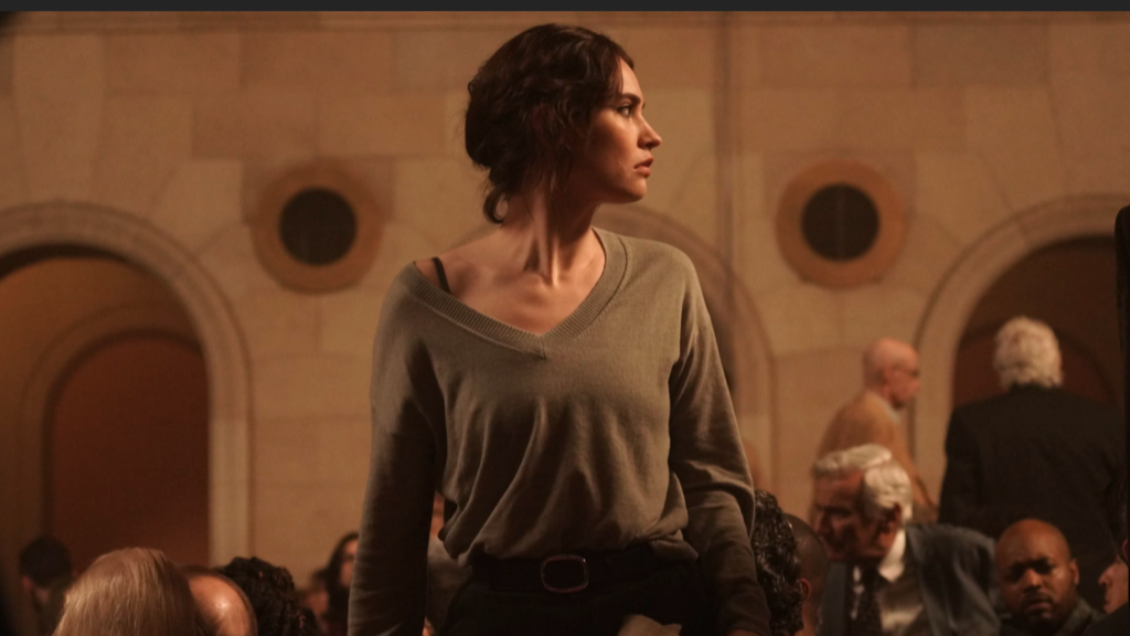 Лілі Джеймс у ролі Сари Ґрант у фільмі «Оператор» / Relay