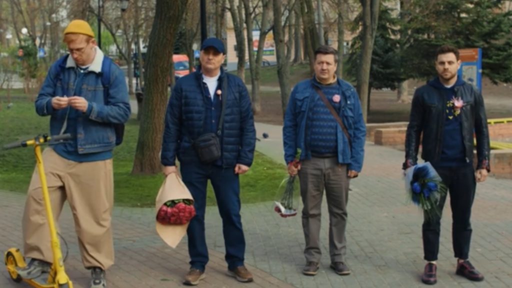 Кадр із серіалу «Ховаючи колишню»