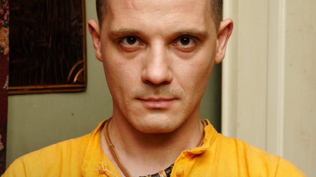 Денис  — кадр з серіалу