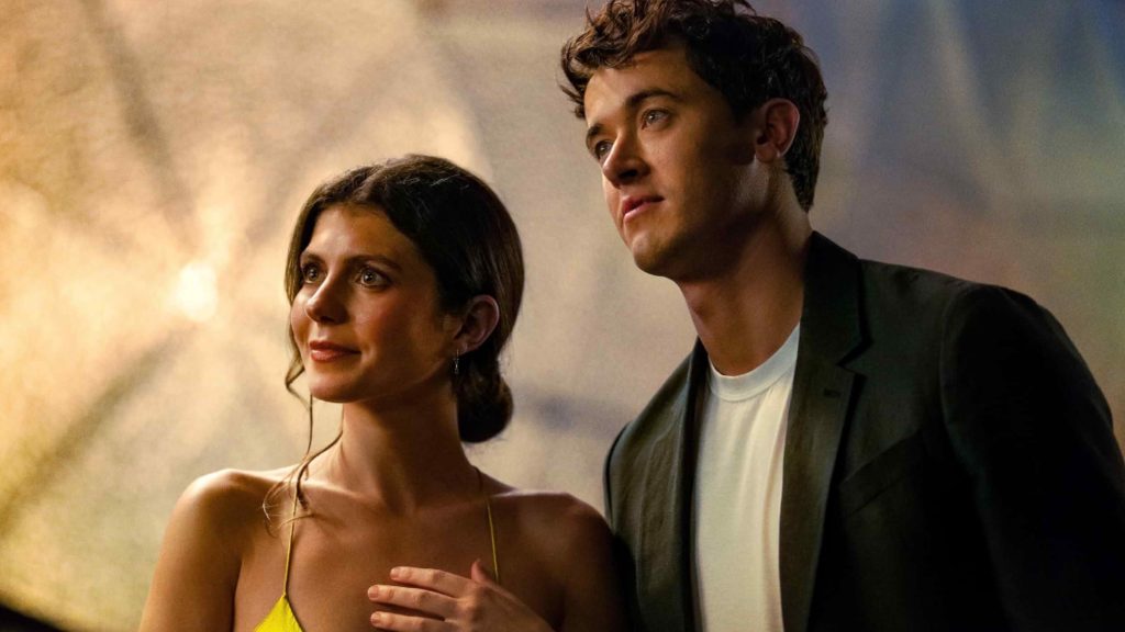 Емілі Бейдер і Том Бліт у фільмі «Люди, яких ми зустрічаємо у відпустці» — кадр з романтичної історії