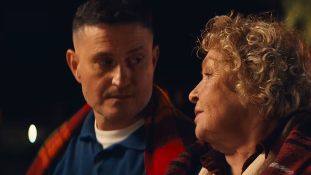 Кадр з фільму «Ну мам» — герої у повсякденній сімейній ситуації