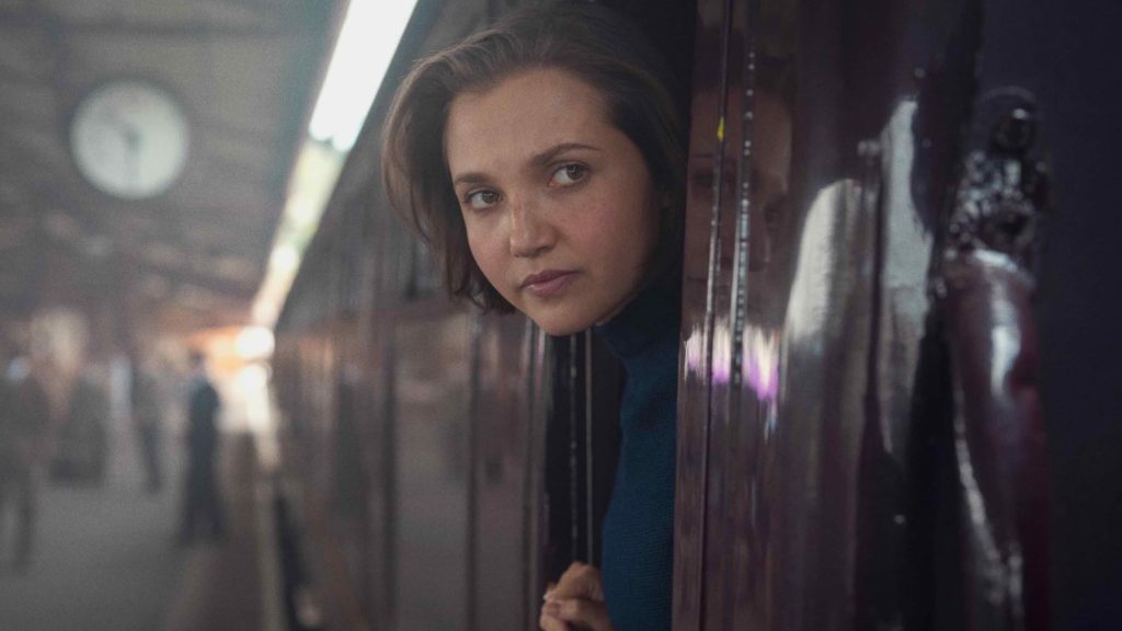 Головна героїня серіалу «Сім циферблатів Аґати Крісті» у сцені розслідування