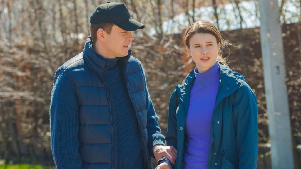 Головні герої серіалу Дрібне пташеня 1 серія 2026