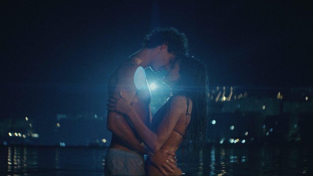 Кадр із романтичної драми «Останній світанок» (The Last Sunrise, 2026) з Маєю Рефікко та Фернандо Ліндезом