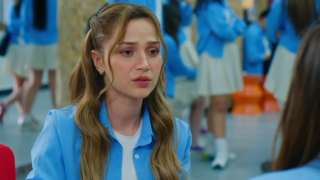 Деніз і Лейла у 9 серії серіалу «Ще 17».