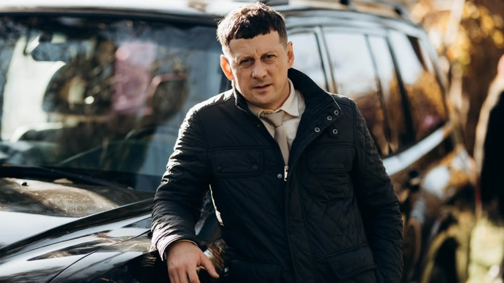 Дмитро Вівчарюк у ролі слідчого Пасіча в серіалі «Таксі для опера» 2026